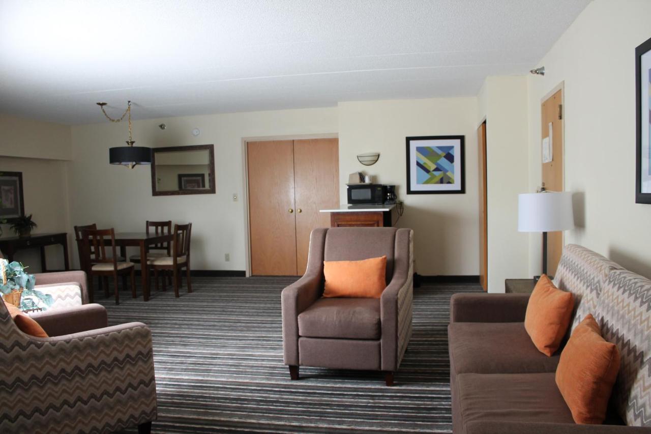 Crossroads Hotel&Huron Event Center Buitenkant foto