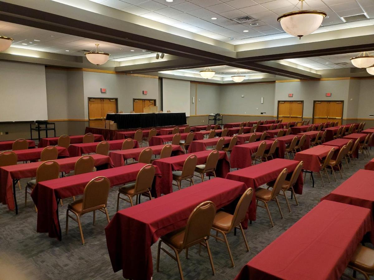 Crossroads Hotel&Huron Event Center Buitenkant foto