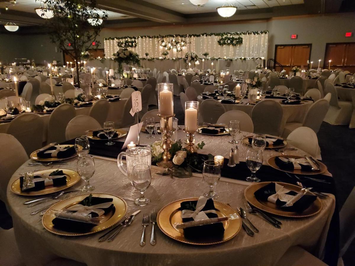 Crossroads Hotel&Huron Event Center Buitenkant foto