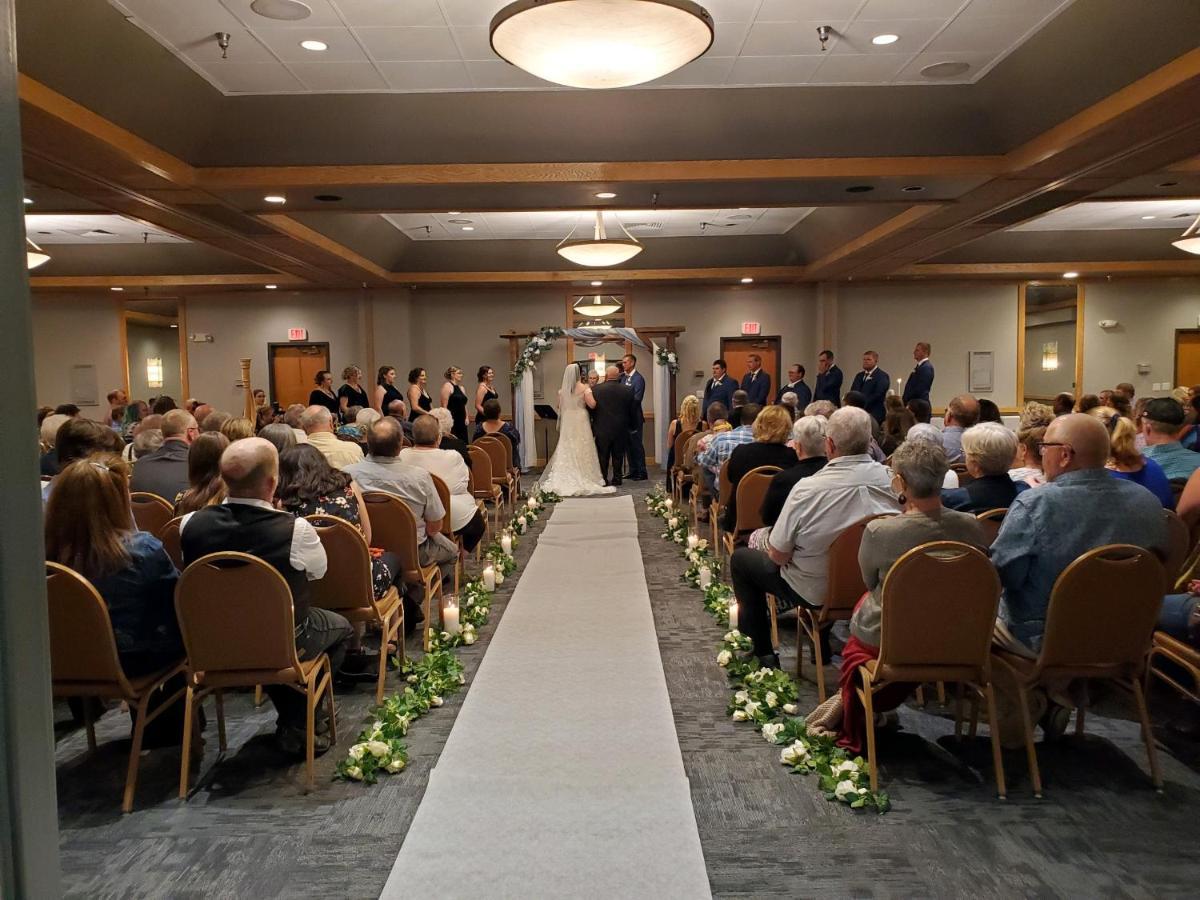 Crossroads Hotel&Huron Event Center Buitenkant foto