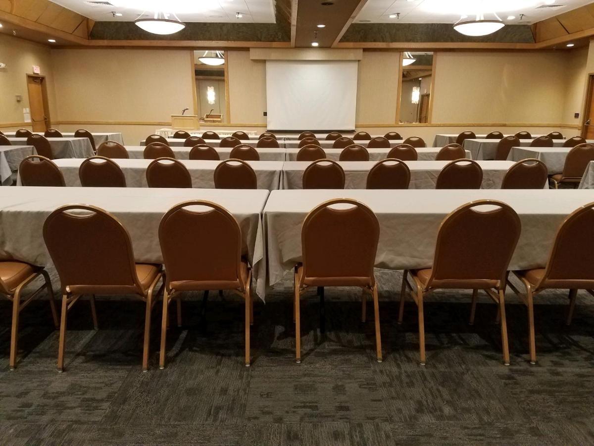 Crossroads Hotel&Huron Event Center Buitenkant foto