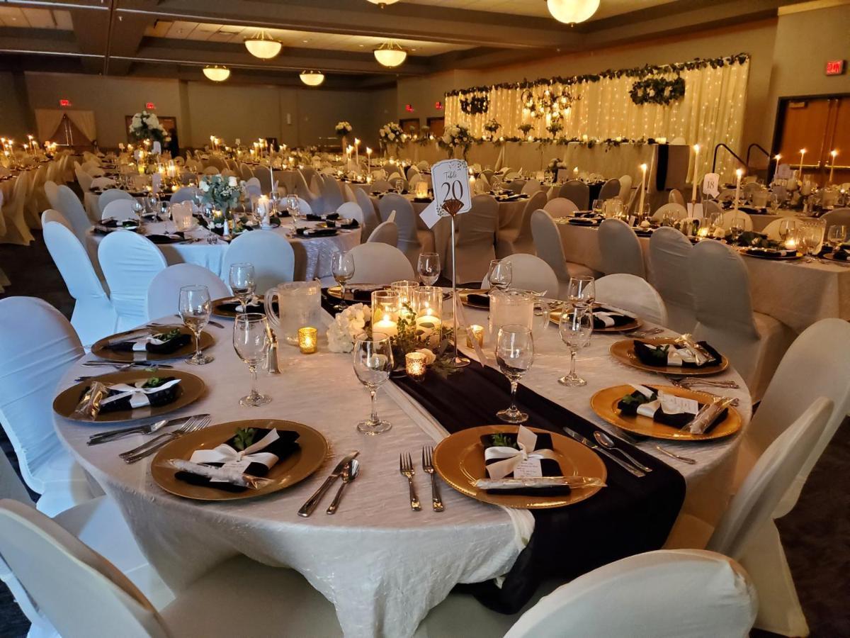 Crossroads Hotel&Huron Event Center Buitenkant foto