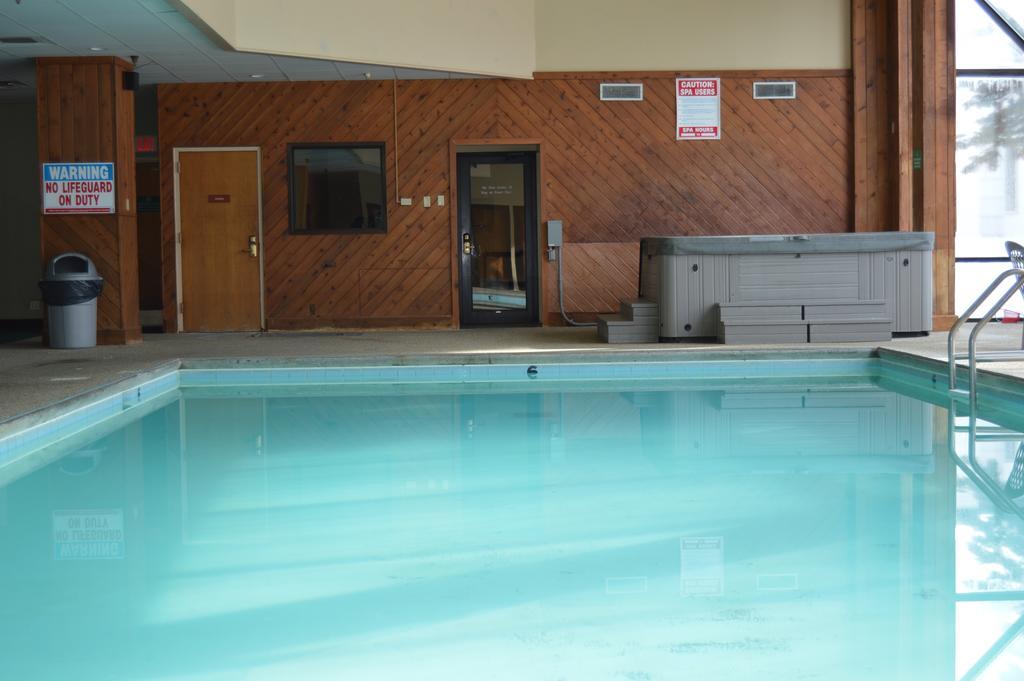 Crossroads Hotel&Huron Event Center Buitenkant foto