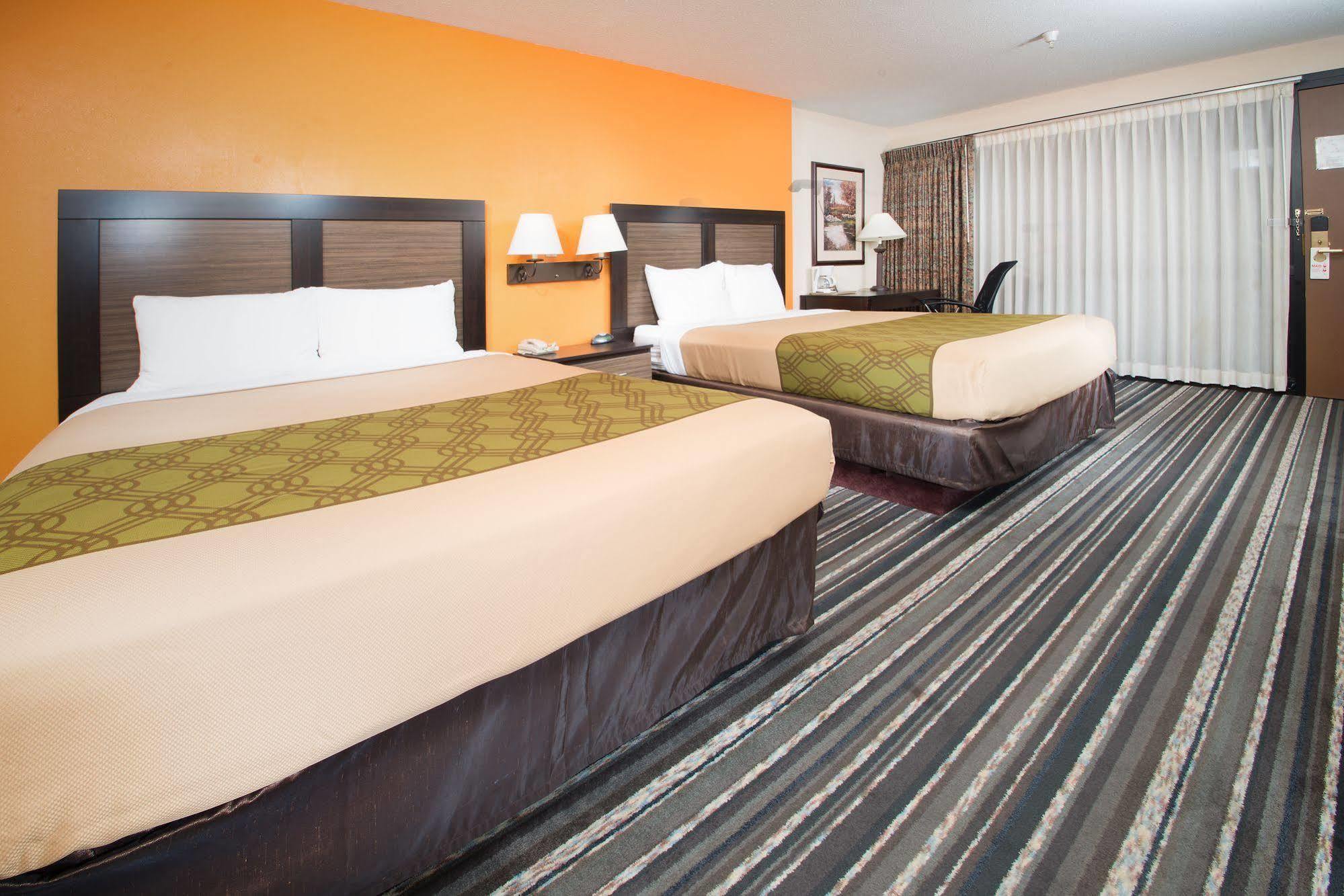 Crossroads Hotel&Huron Event Center Buitenkant foto