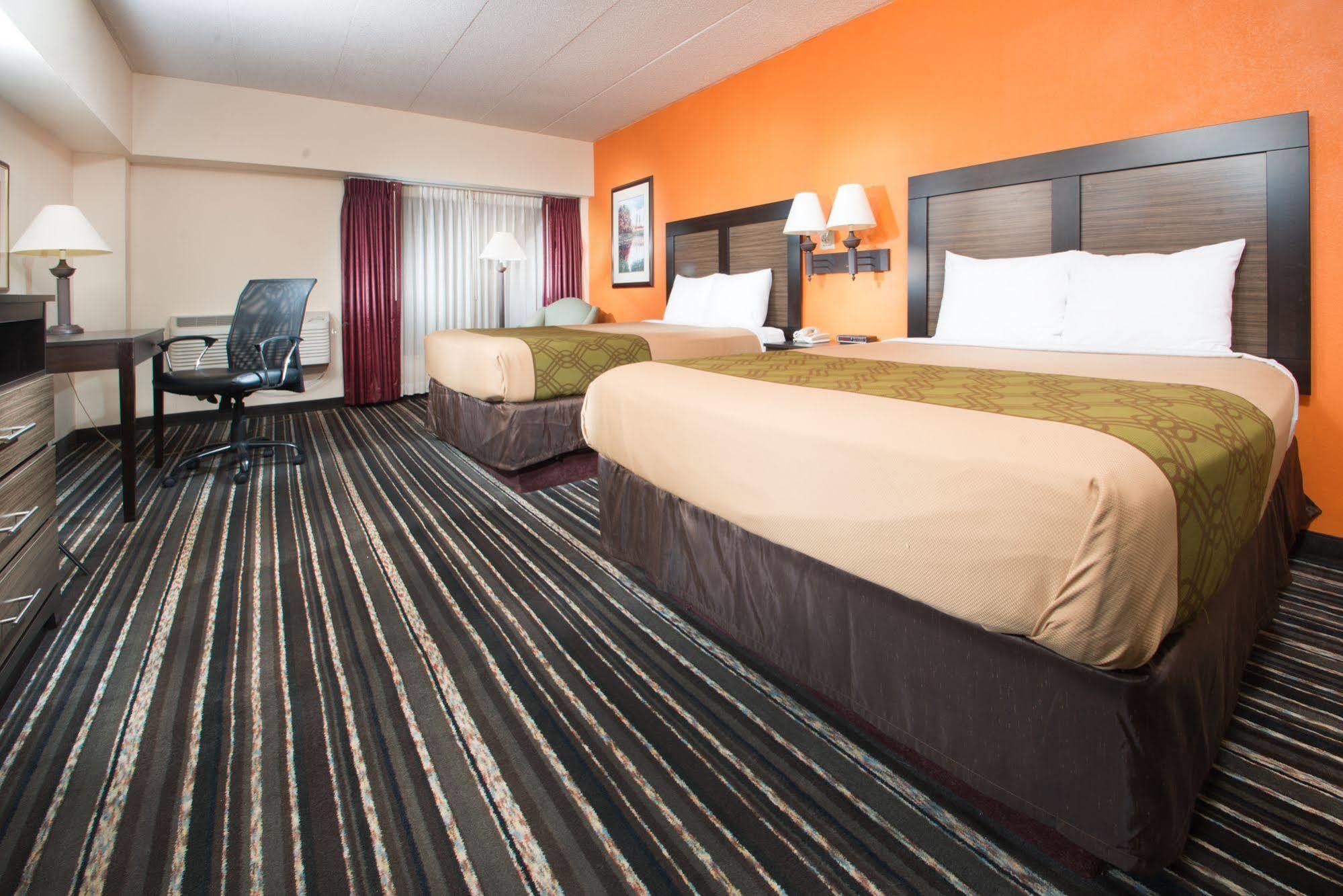 Crossroads Hotel&Huron Event Center Buitenkant foto